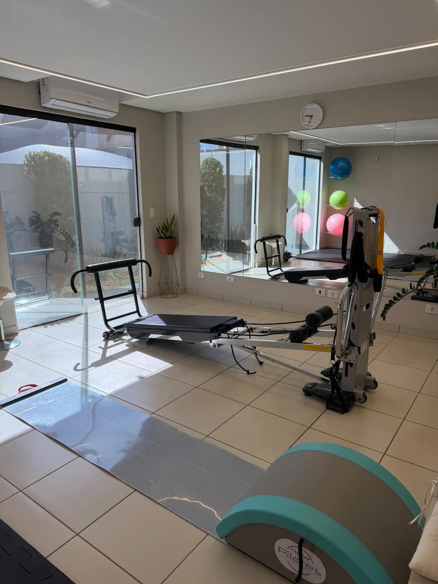 Estúdio com aparelhos de pilates